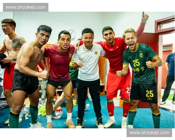 在激烈足球赛场上彼此鼓舞奋力拼搏向着最终胜利勇敢前行不懈努力